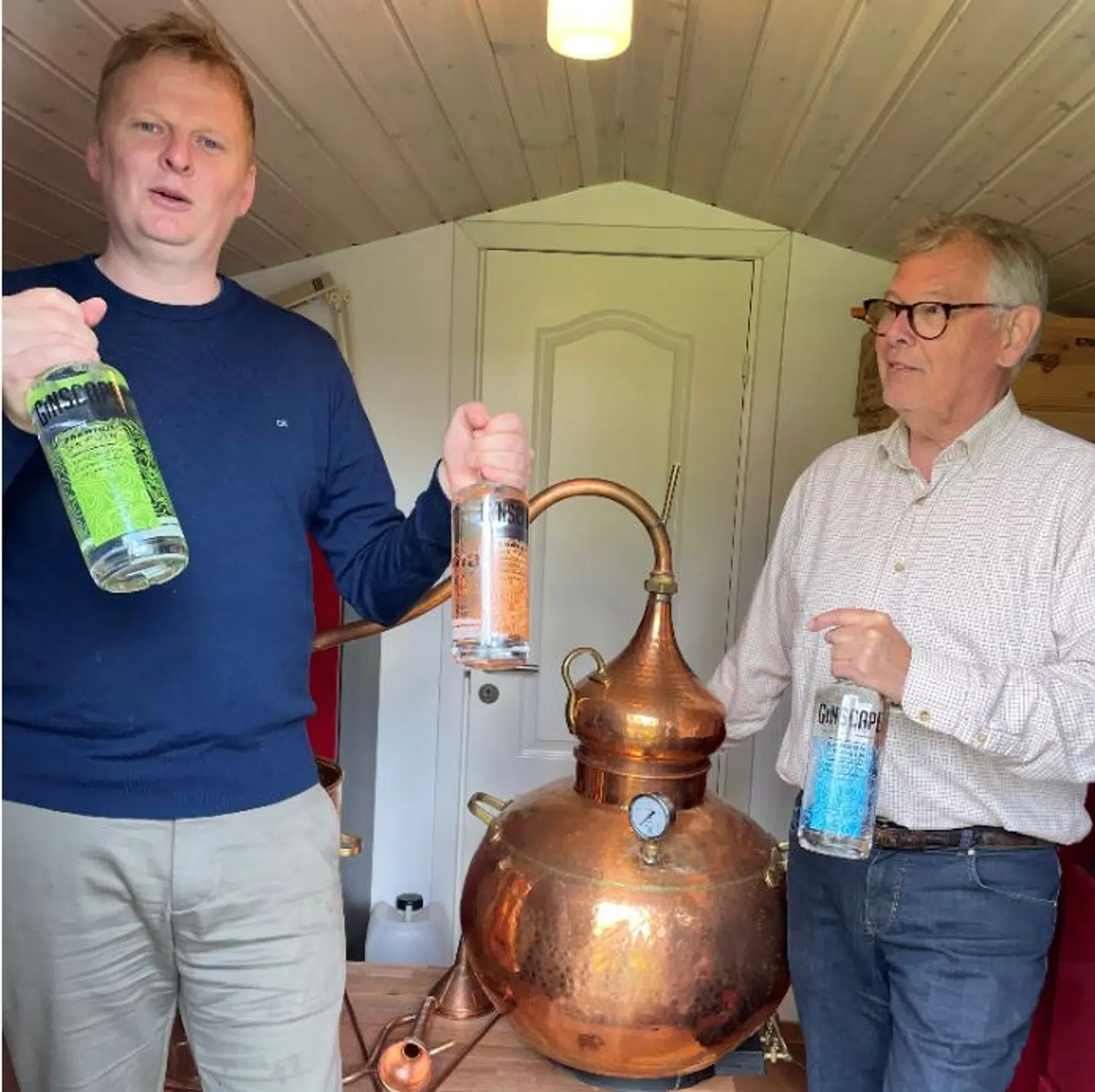 Ole Schröter og hans far, H.C. Kjærgaard, i det skur, hvor de først begyndte at producere gin.