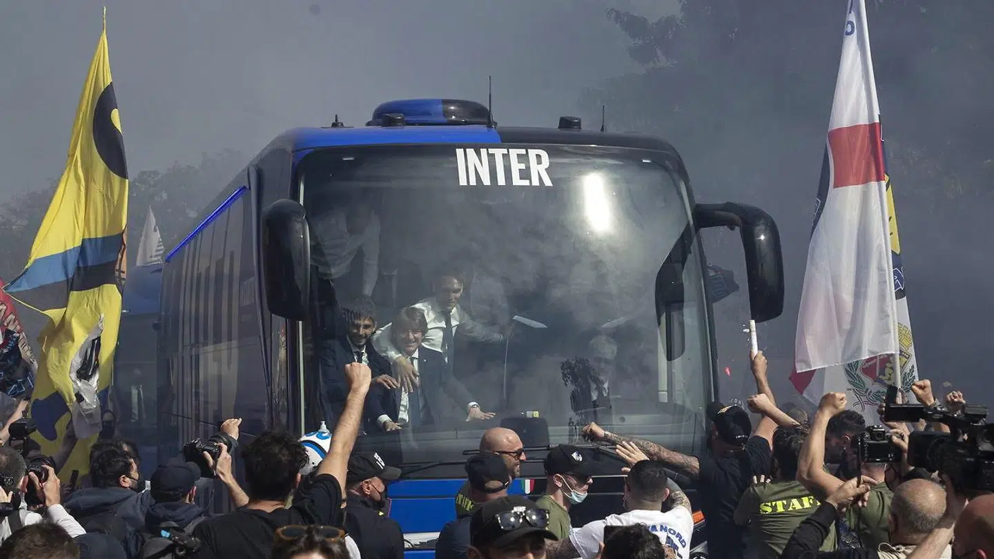 Interbussen bliver modtaget af glade Inter-fans, som fejrer det seneste mesterskab.