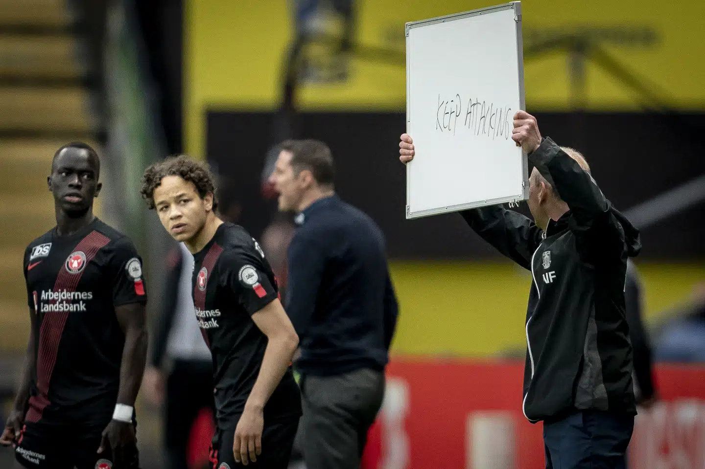 Brøndby-træner Niels Frederiksen holdt en taktiktavle oppe med teksten keep attacking mod FC Midtjylland. Måske lyttede spillerne. Det endte i hvert fald med en 3-1-sejr til Brøndby. Mads Claus Rasmussen/Ritzau Scanpix