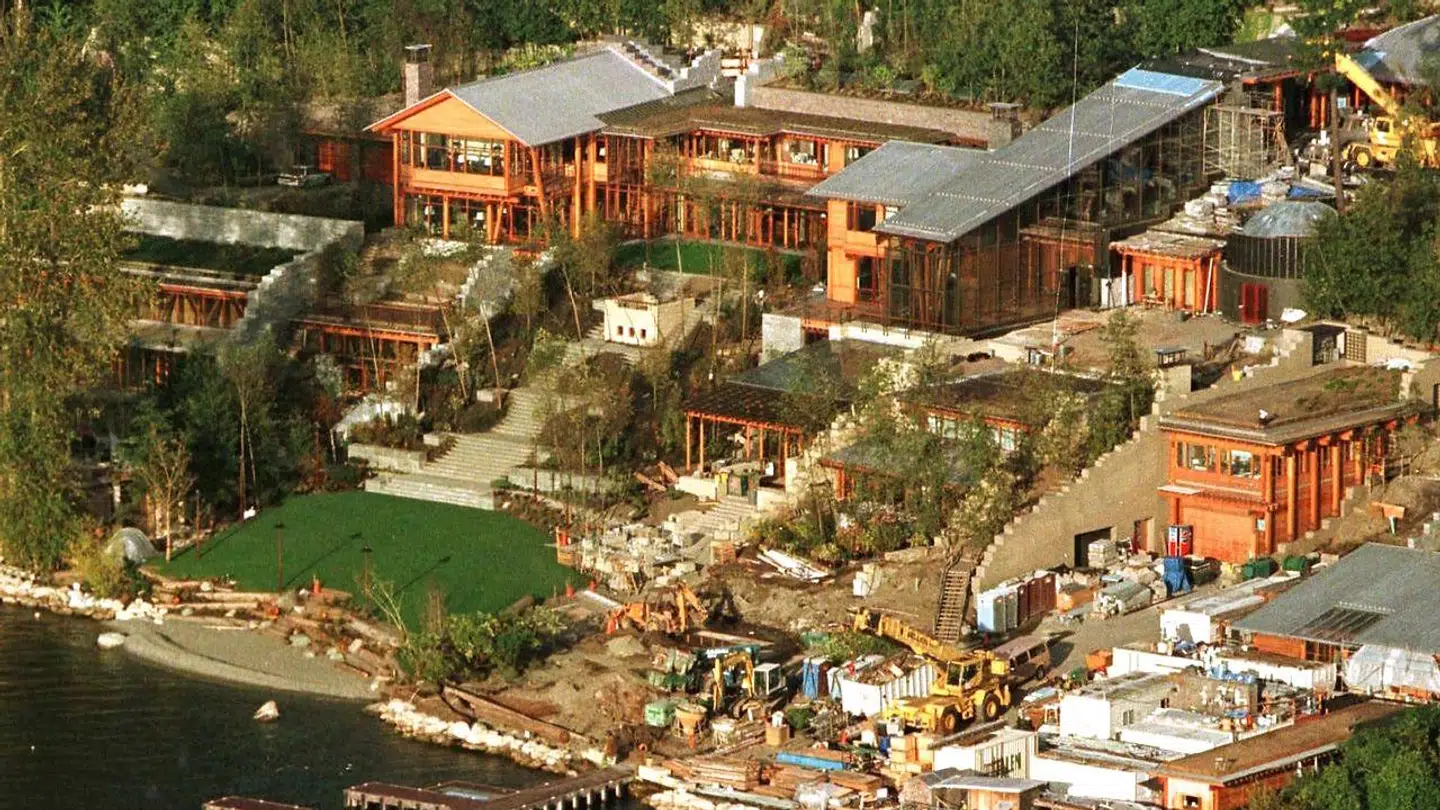 Syv år tog det at bygge dette pragtpalæ til Bill Gates og Melinda. Det ligger ved siden af Lake Washington i byen Medina i staten Washington. Huset er ifølge The New York Times vurderet til lige over 800 millioner kroner.