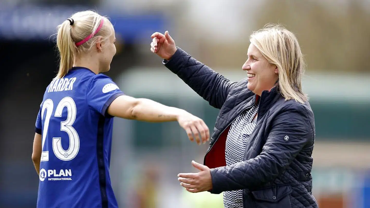 Pernille Harder og Chelsea-manager Emma Hayes.