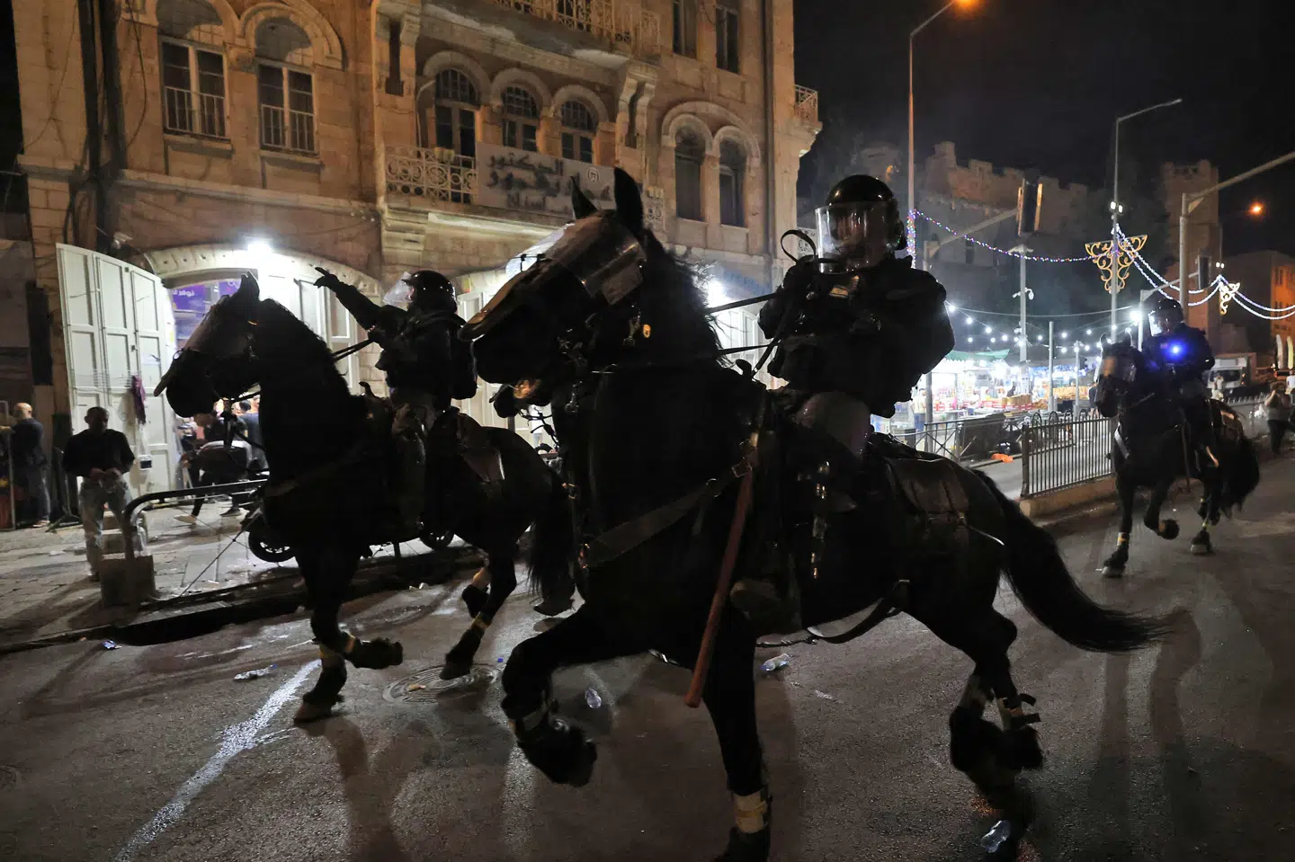 Det er ind i mellem gået hårdt til i Jerusalem i de seneste dage. Her er det israelsk politi til hest. Emmanuel Dunand/Ritzau Scanpix