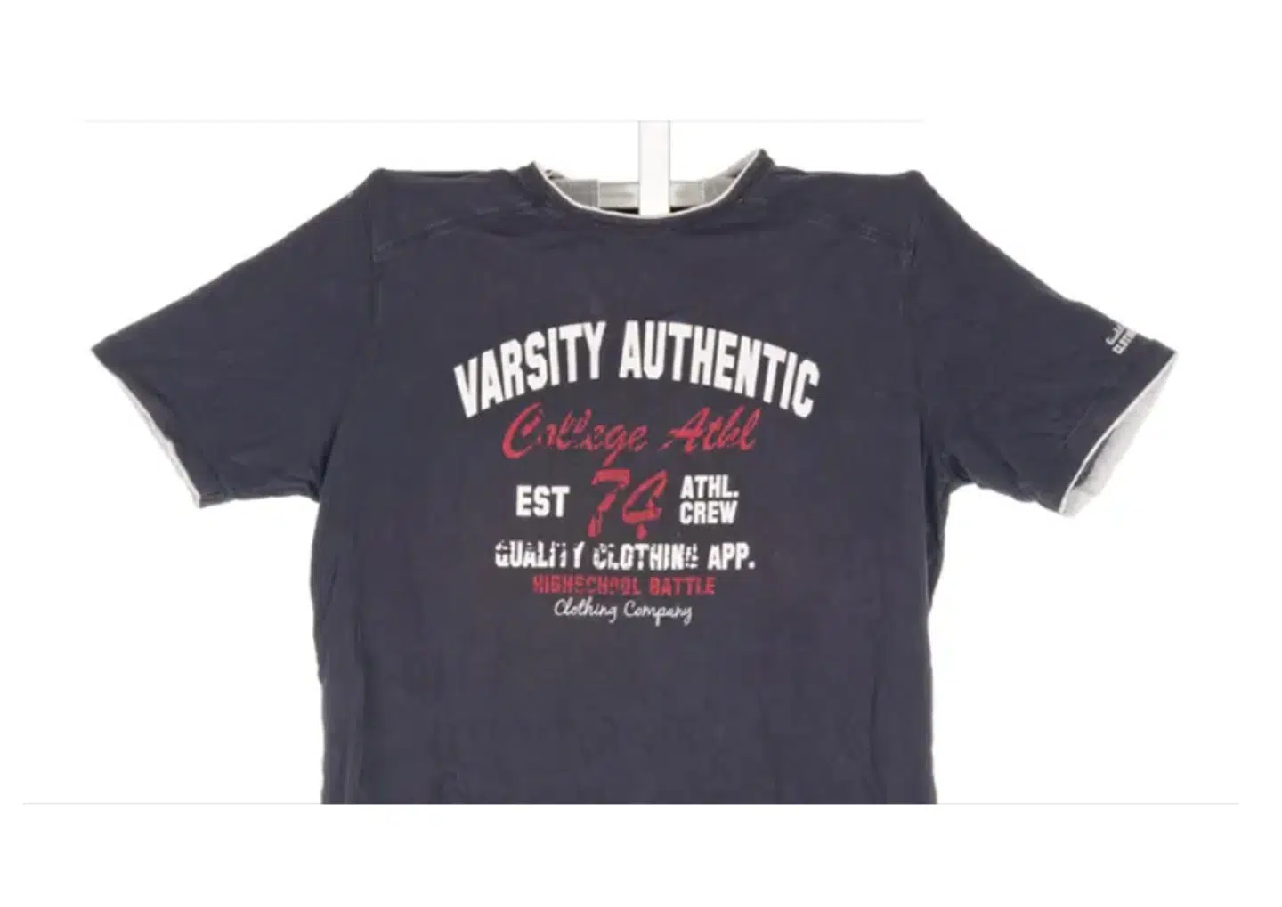 Den mørkeblå T-shirt størrelse XXXL, som ifølge politiet er relevant i forhold til gerningsmanden i det uopklarede kvindemord.