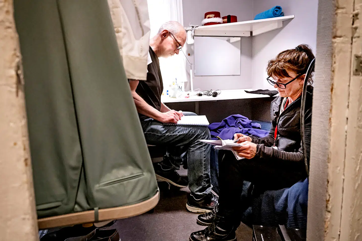 Niels Olsen gennemgår de forskellige kostumeskift i sin garderobe.