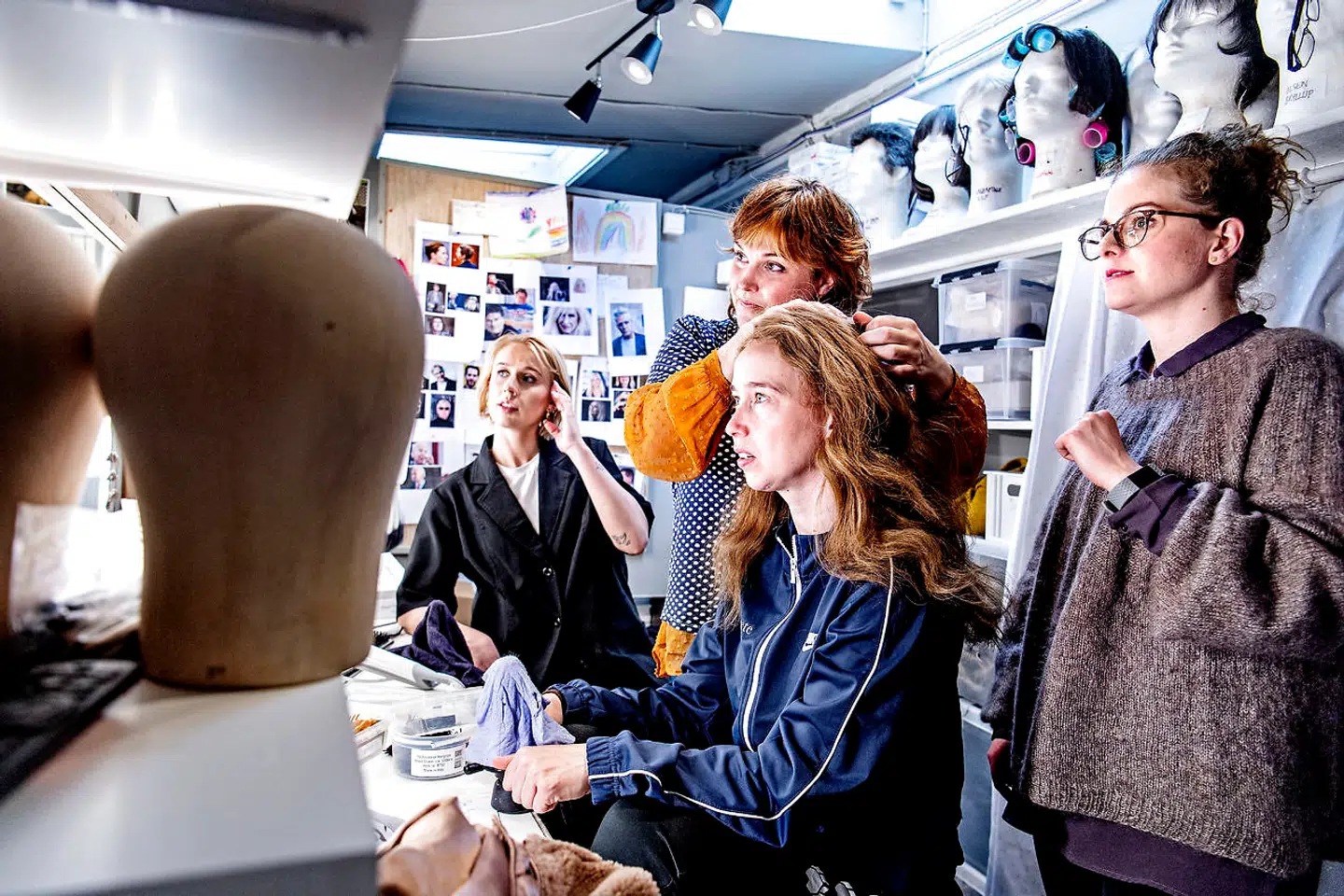 Merete Mærkedahl får tilpasset parykker bag scenen.