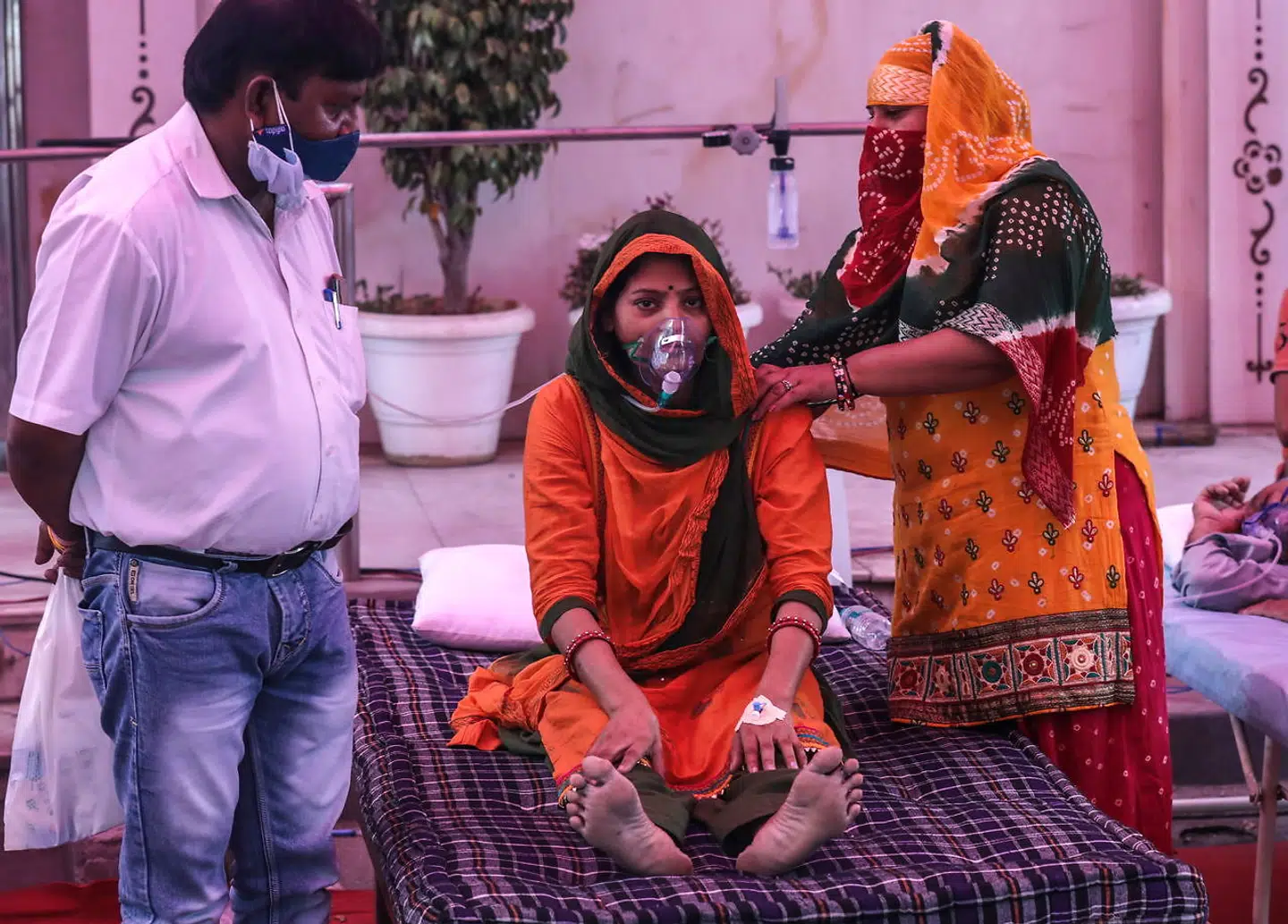 En pige, der formodes at være smittet med covid-19, modtager ilt i Delhi.