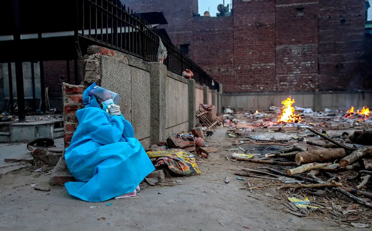 En pårørende sørger ved et krematorium i New Delhi.