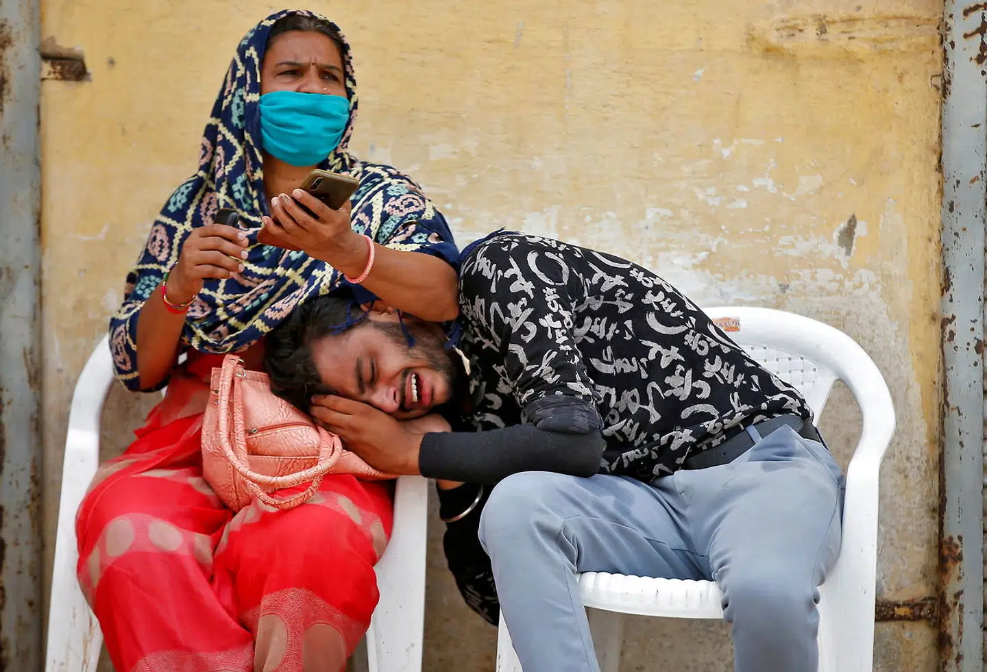 En mand sørger, efter hans far er død med coronavirus i Indien