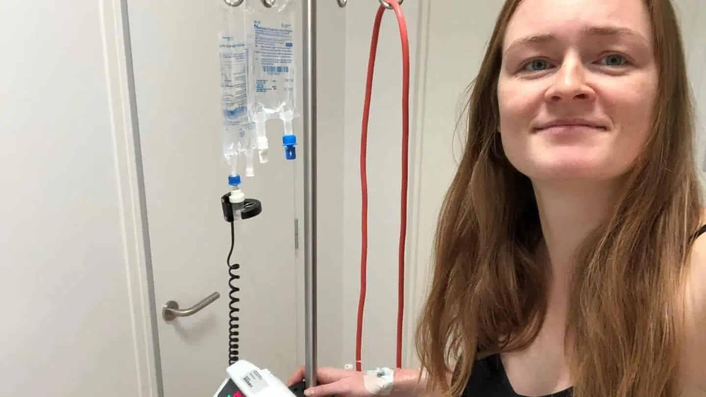 Hver sjette uge bruger Mine halvanden time på at få sprøjtet medicin i kroppen, der skal forhindre sklerose-anfald.