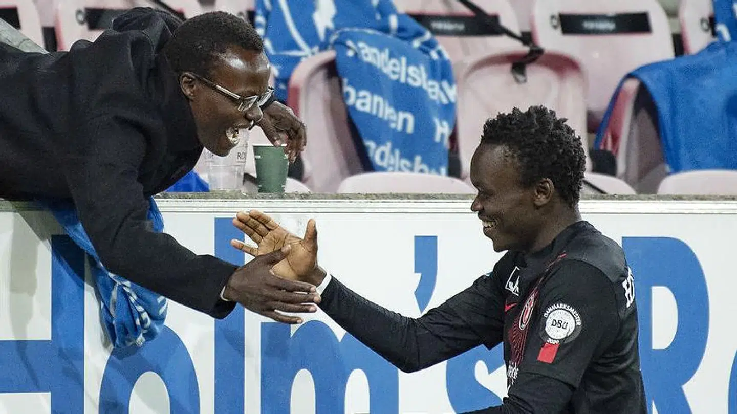 Pione Sisto ude hos sin bror, efter han havde scoret i kampen mod FCK.