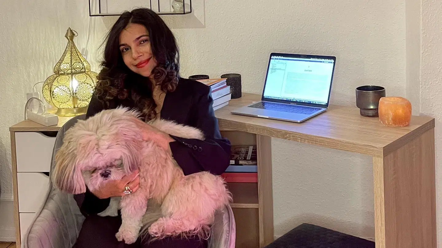 Paloma og hunden Lucky.