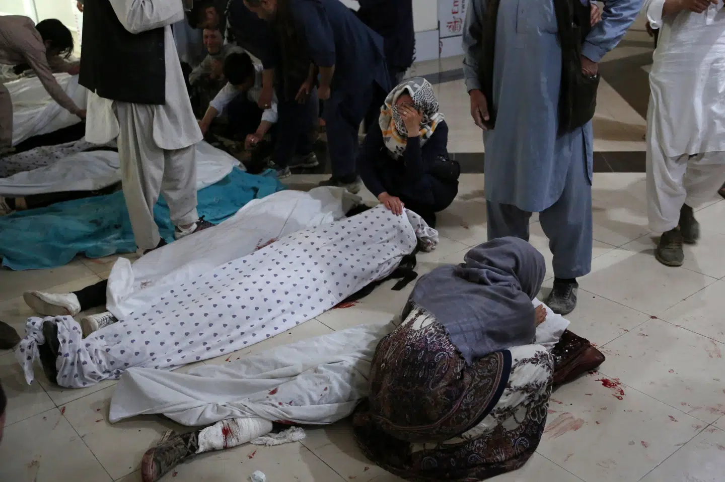 Familiemedlemmer sørger over de dræbte i et angreb uden for en skole i Kabul lørdag. Zakeria Hashimi/Ritzau Scanpix