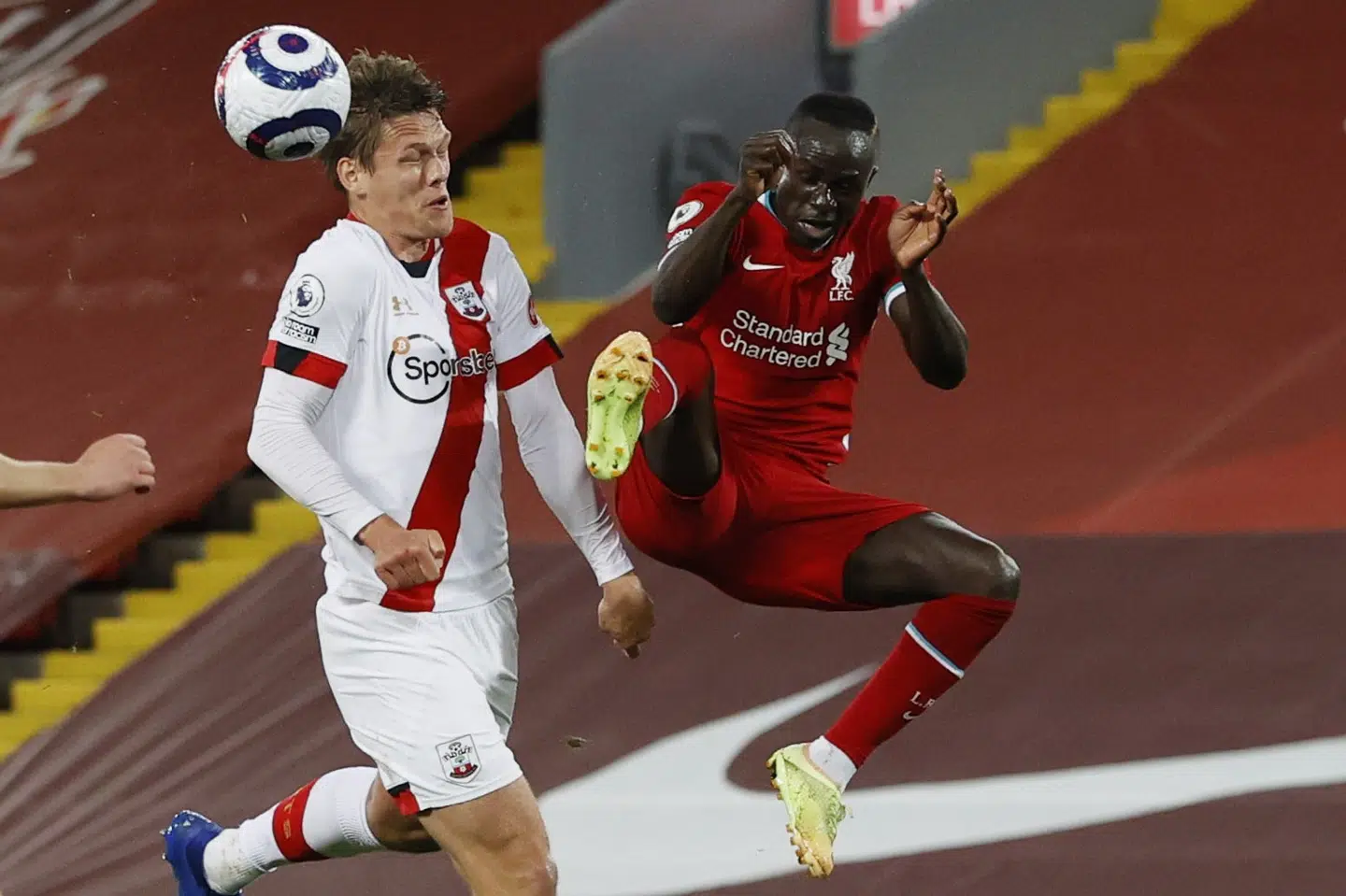 Sadio Mané åbnede målscoringen mod Jannik Vestergaard (til venstre) og Southampton. Phil Noble/Reuters