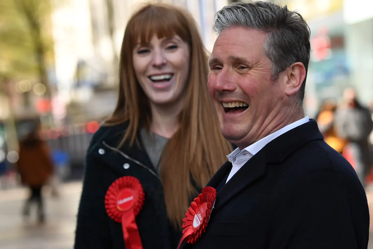 Labour-leder Keir Starmer har haft svært ved at rejse partiet efter et katastrofalt valg i 2019. Nu har han fyret Angela Rayner, som ses i baggrunden, som kampagnechef. Pool/Reuters