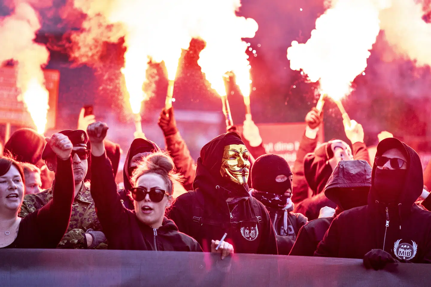 Lørdag aften har bevægelsen Men in Black været på gaden i Aalborg for at demonstrere mod regeringens coronahåndtering. Henning Bagger/Ritzau Scanpix
