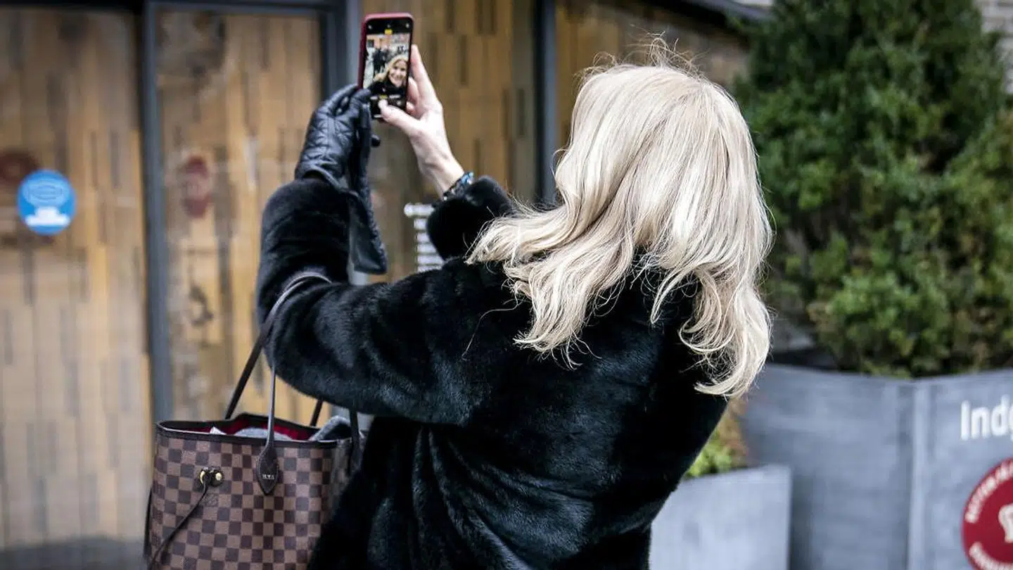 Helle Thorning-Schmidt er glad for at bruge de sociale medier og tager gerne selfies.