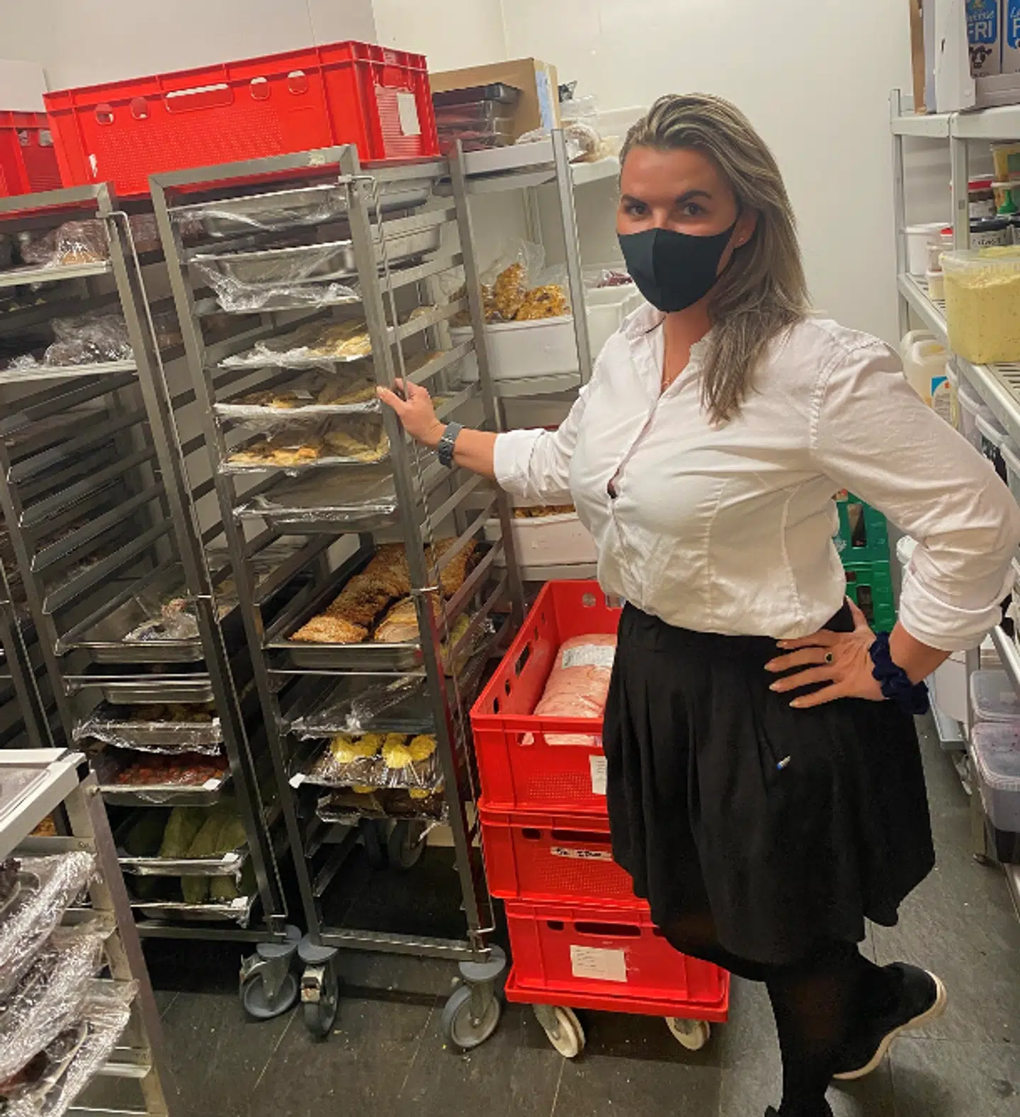 Christina Rud har et kølerum fyldt med mad, som ingen af de mange gæster, der skulle have spist på Rungsted Kro på Mors dag, får glæde af.