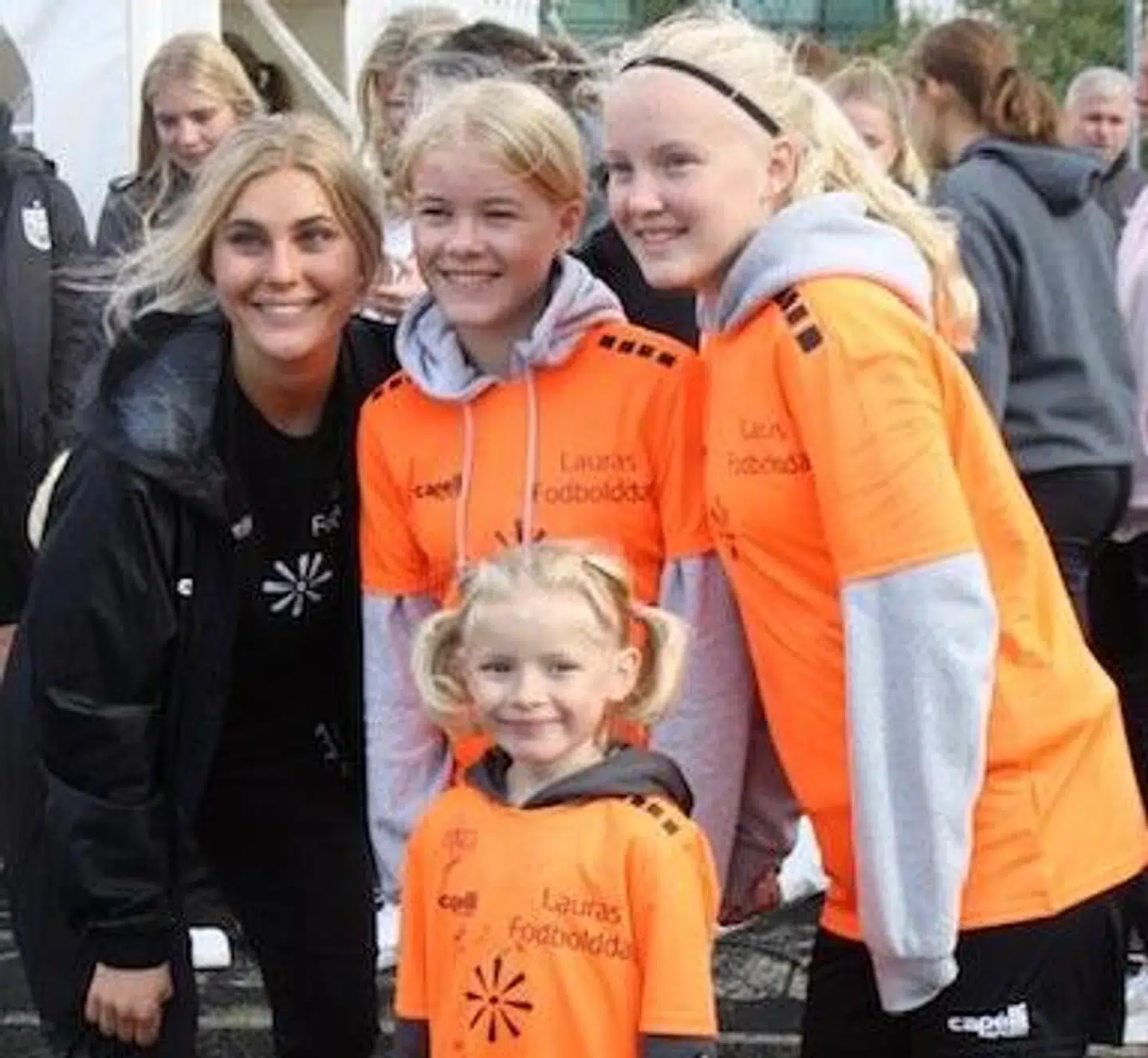 Laura Juul Hansen sammen med nogle af dem, som har deltaget i fodbolddagen.
