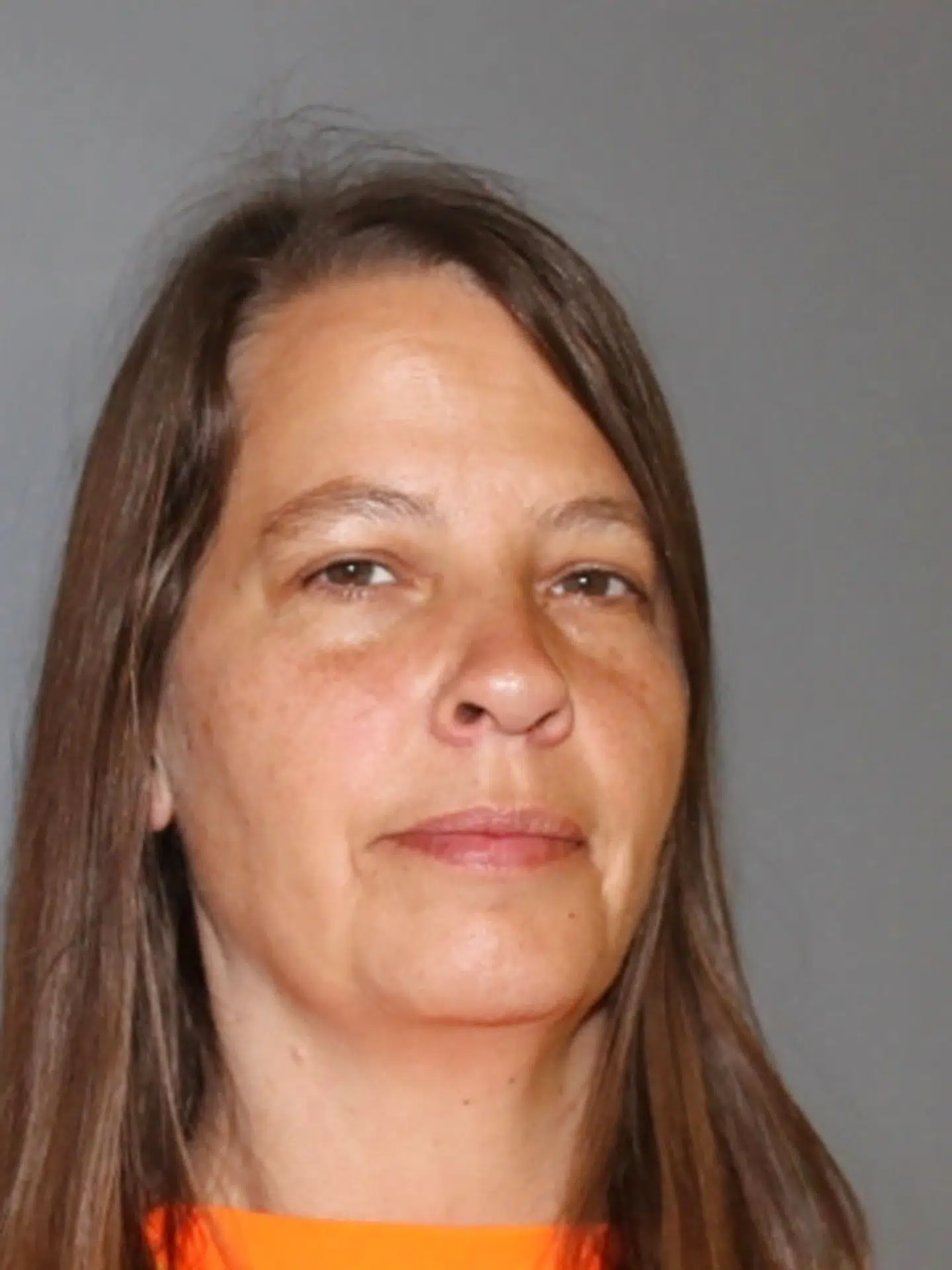 Her ses en af de anholdt i sagen, 47-årige Karin Raymond.