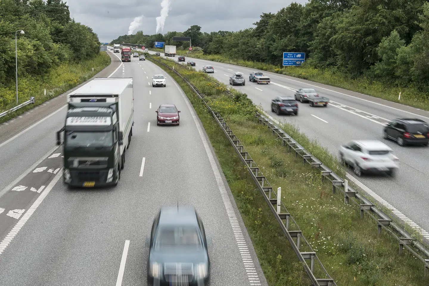 I de kommende år udskifter Vejdirektoratet løbende vejstriberne - altså de vognbanelinjer, der adskiller køresporene - på statsvejnettet med en ny form for striber, der skulle være markant nemmere at se i mørke og vådt vejr. (Arkivfoto) Henning Bagger/Ritzau Scanpix