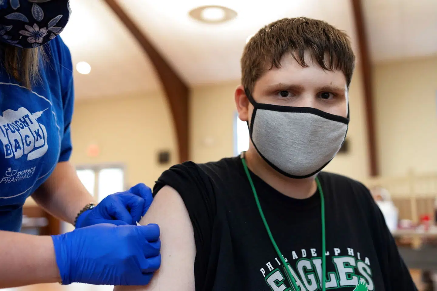 En 16 årig dreng med autisme bliver vaccineret i USA.