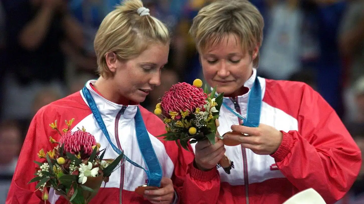 Anette Hoffmann (th.) og Mette Vestergaard (tv.) ved OL-guldceremoni i 2000.