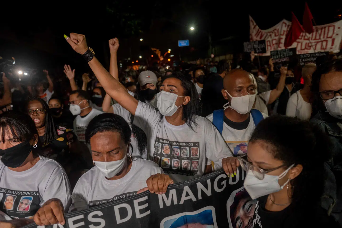 Brasilianere er fredag på gaden i Rio de Janeiro for at demonstrere mod politiet efter torsdagens aktion i slumkvarteret Jacarezinho, der efterlod i alt 28 mennesker døde. Mauro Pimentel/Ritzau Scanpix
