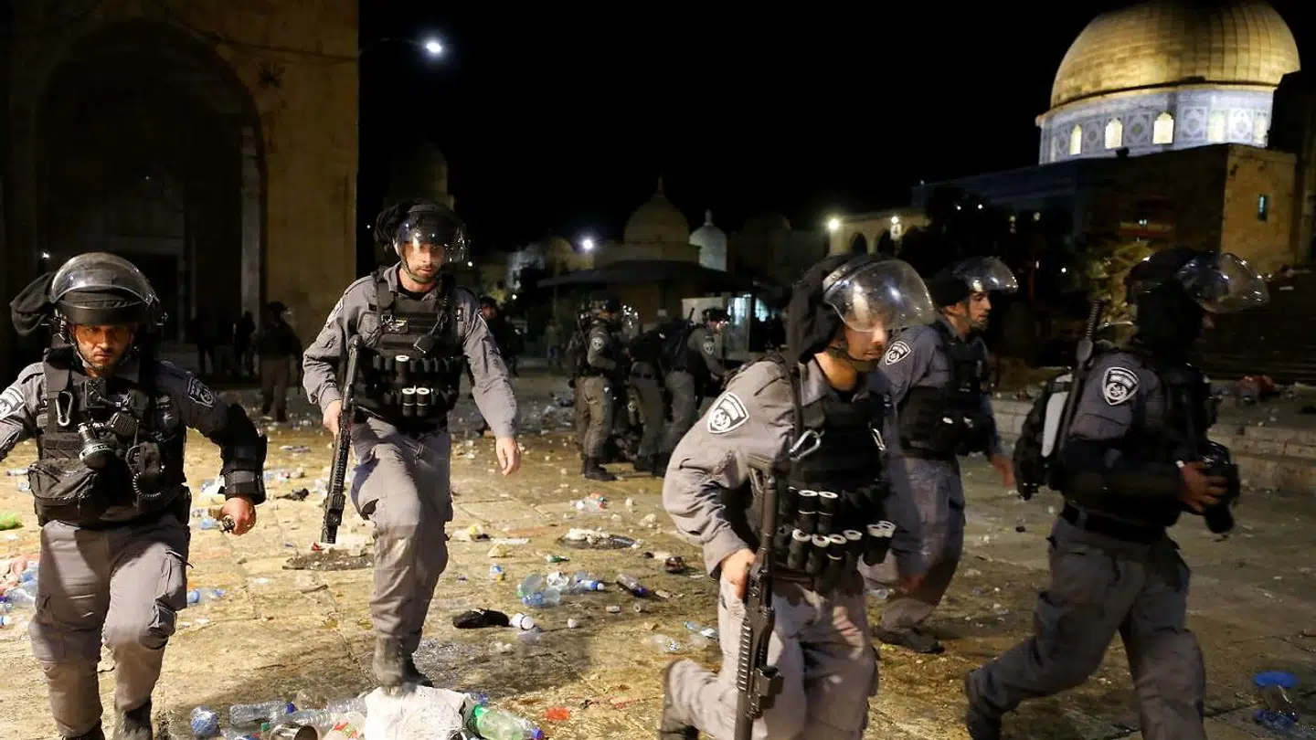 178 palæstinensere og seks betjente er kommet til skade under sammenstød ved al-Aqsa-moskéen i Jerusalem.