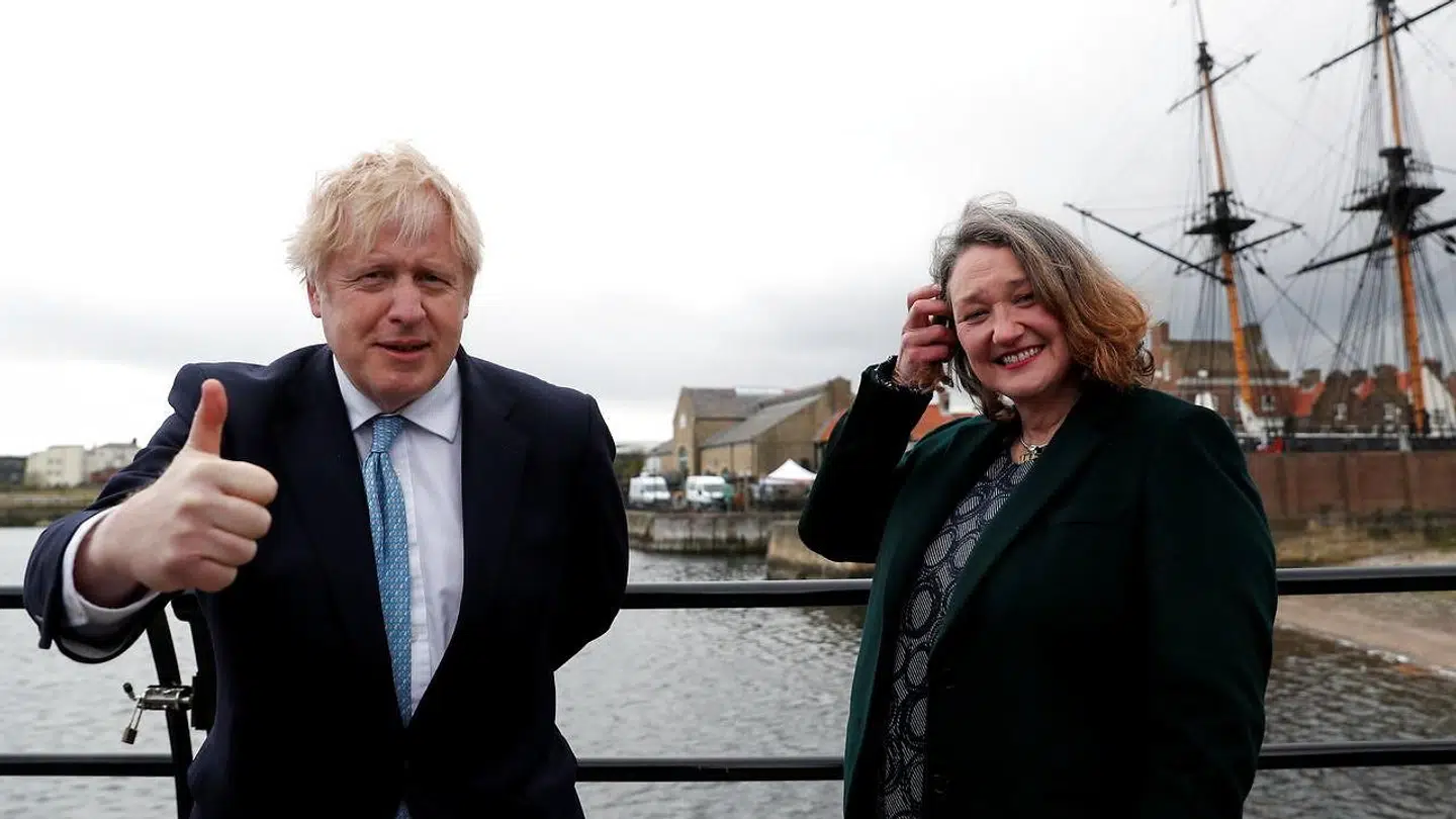 Boris Johnson var selv på et charmeoffensiv i byen Hartlepool forud for valget. Her ses han sammen med Jill Mortimer, som vandt det ledige sæde i parlamentet for Det Konservative Parti.