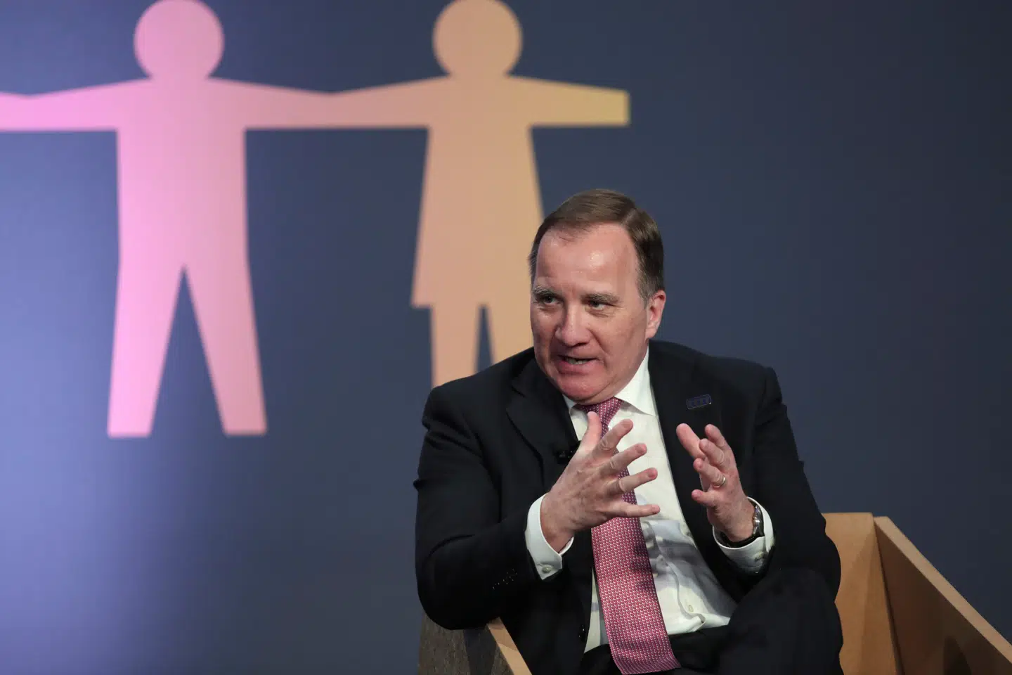 - Vi er drevet af den samme ambition: Alle skal kunne leve af deres løn og leve godt af den. Men hvordan når man dertil? Fra svensk side og fra danske side tror vi, at det bedst gøres efter hvert lands kultur og tradition. For os er det kollektive aftaler, der er afgørende, siger Sveriges statsminister, Stefan Löfven, til nyhedsbureauet TT på vej til mødet. Pool/Reuters