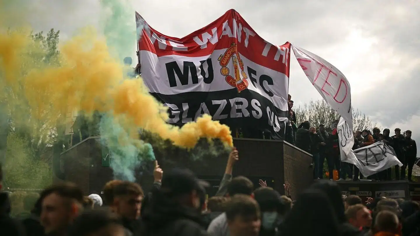 United-fans protesterer over ejernes beslutning om Super League i første omgang.
