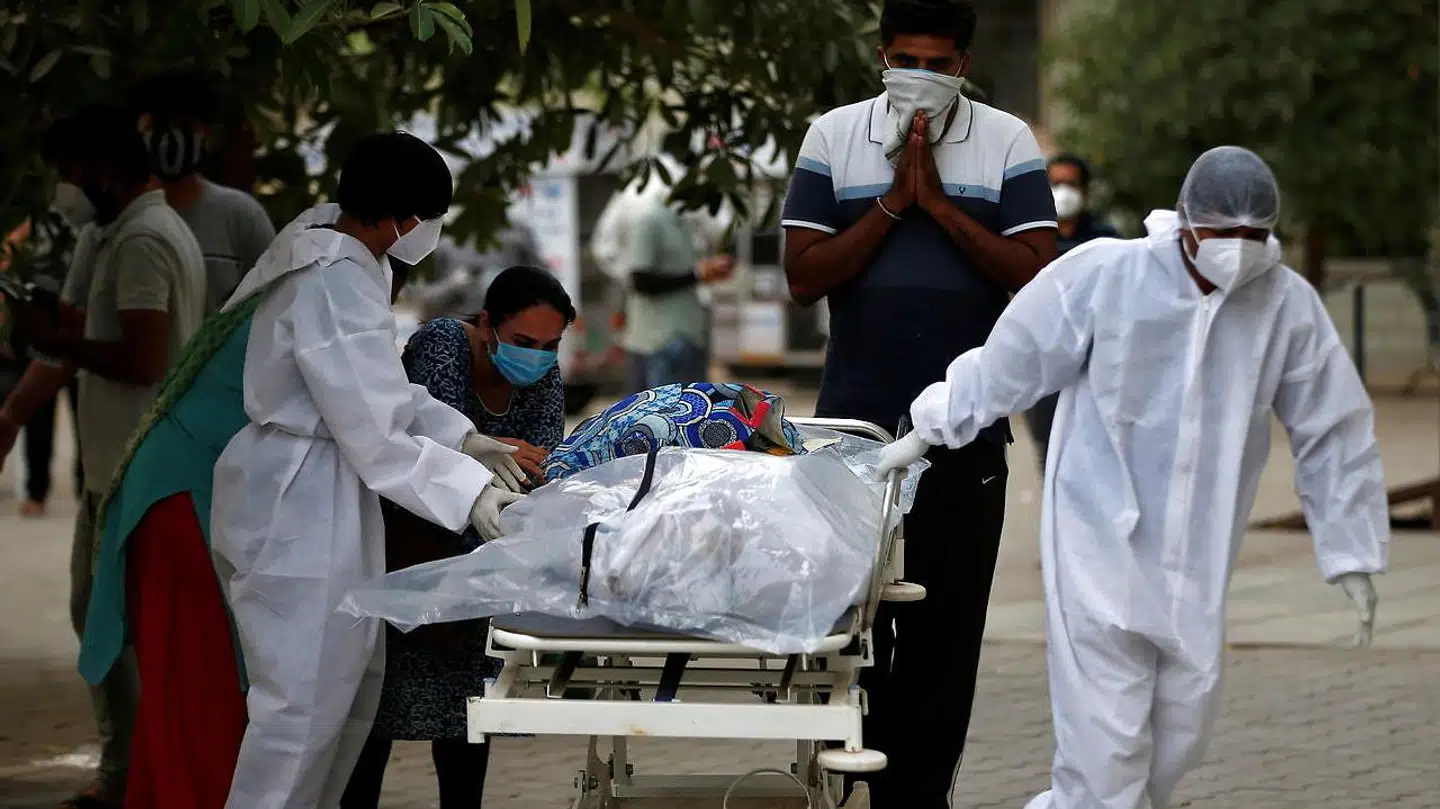 Det er alle dele af det indiske samfund, som er ramt af coronavirus i de her uger. Og systemet er lagt ned flere steder. Her ses en syg person i hovedstaden New Delhi.