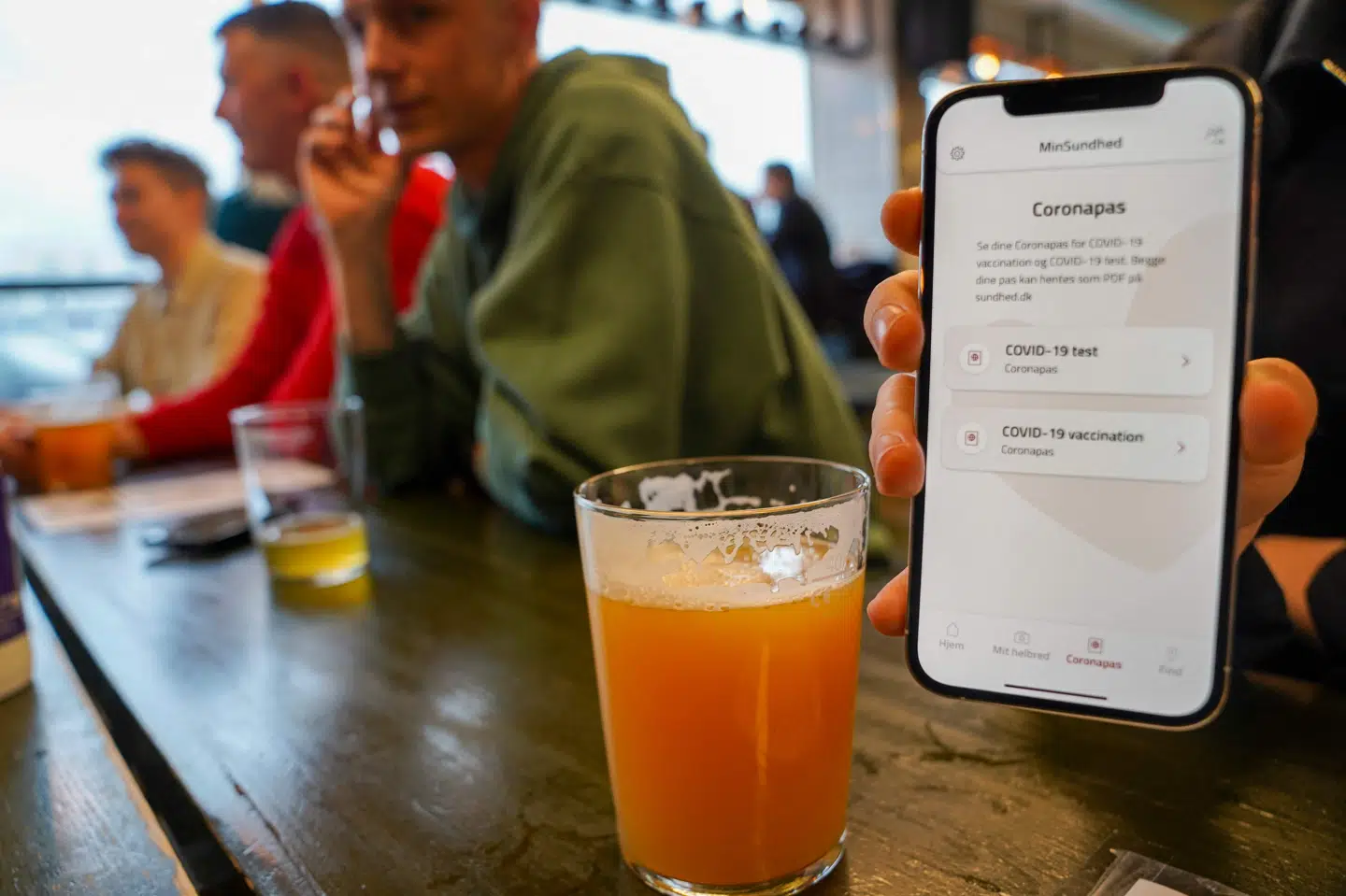 Regeringen skal komme med et oplæg til, hvordan coronapasset kan udfases trinvis. Det er konklusionen på møde fredag mellem partierne bag genåbningen. (Arkivfoto) Tom Little/Ritzau Scanpix