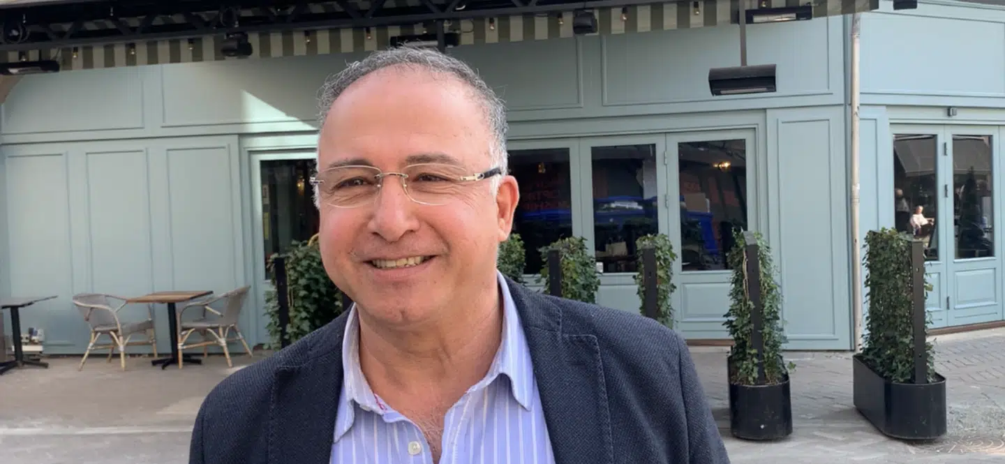 »Al hjælp er jo bedre end ingen hjælp. Men i stedet for at have alle de her forskellige puljer, hvor man kan søge lidt hist og lidt pist, så tror jeg, det vil være en langt større hjælp for eksempel at blive fritaget for moms i en periode. Det vil være en direkte støtte for os og virkelig batte noget,« siger Emil Rasoulinia, restauratør og indehaver af Froggys Café i Odense.Foto: Jens Anton Havskov