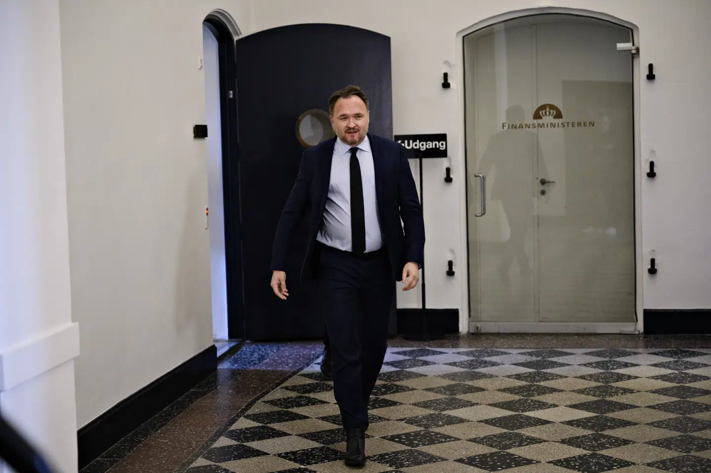 Klima-, energi- og forsyningsminister Dan Jørgensen (S) ankommer til forhandlingerne, da finansminister Nicolai Wammen har inviteret Radikale Venstre, Socialistisk Folkeparti og Enhedslisten til forhandlinger om et delmål for udledningen af drivhusgas i 2025. Philip Davali/Ritzau Scanpix