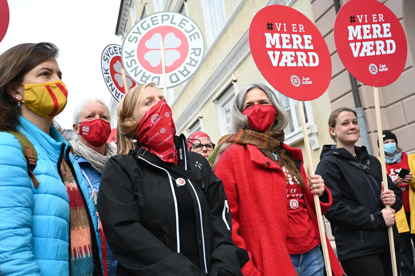 Demonstranter var mødt frem for at støtte sygeplejerskerne, inden forhandlingerne fredag startede med arbejdsgiverne i Forligsinstitutionen i København.