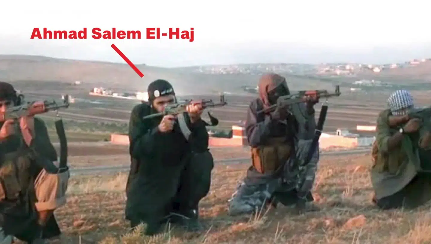 Ahmad El-Haj skyder til måls efter fotos af kendte danskere. Foto fra propagandavideo