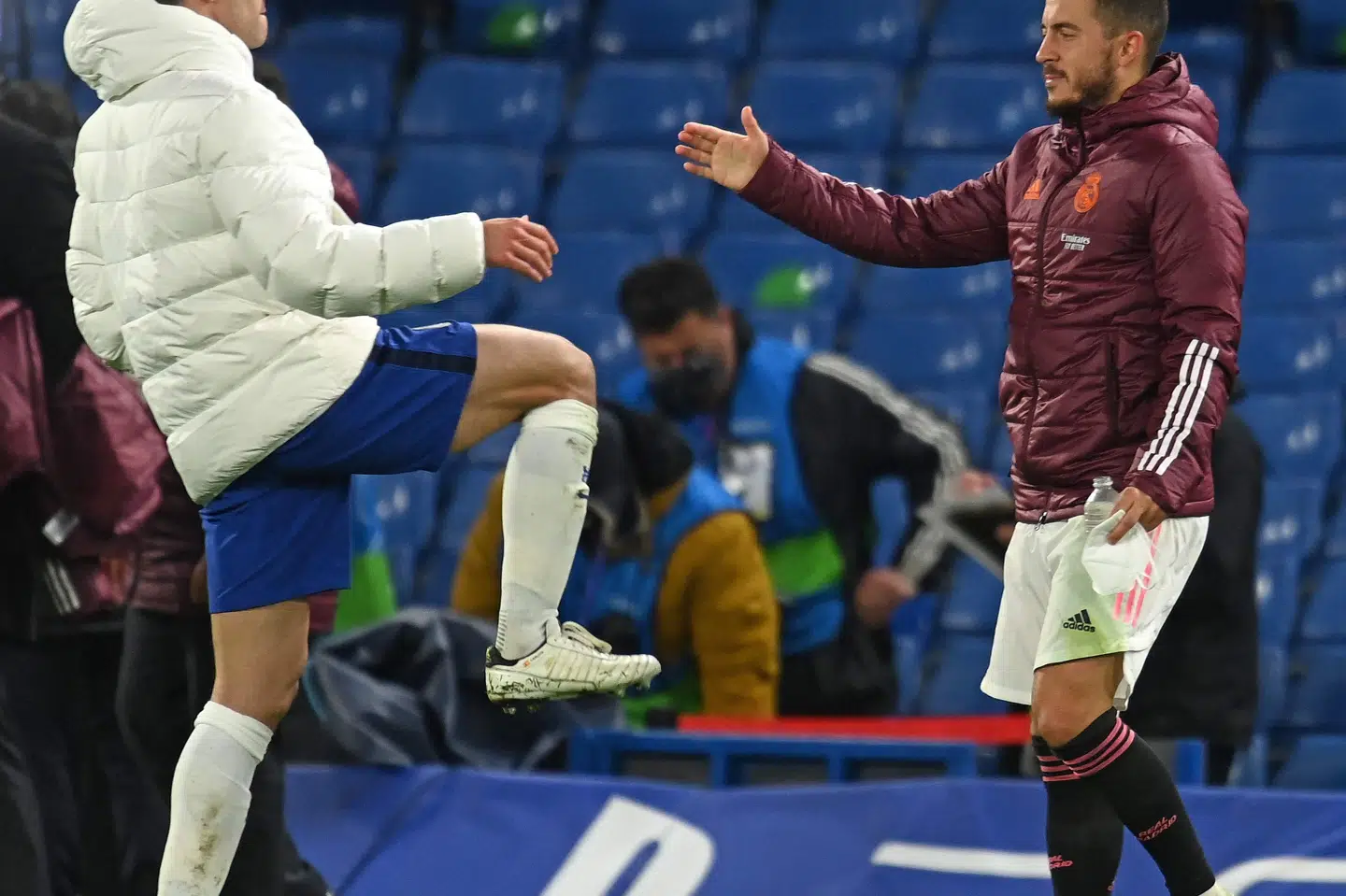Eden Hazard (th) hilser på sin tidligere holdkammerat César Azpilicueta (tv), efter at Chelsea onsdag sendte Real Madrid ud af Champions League i semifinalen. Glyn Kirk/Ritzau Scanpix