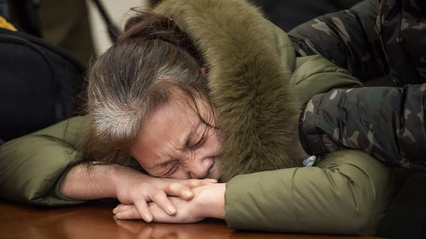 Det har været svært for mange af de efterladte at leve med uvisheden. Her er det en pårørende til en kinesisk passager inden et møde i 2017, dagen efter at myndighederne har annonceret, at de stopper eftersøgningen. Foto: Scanpix