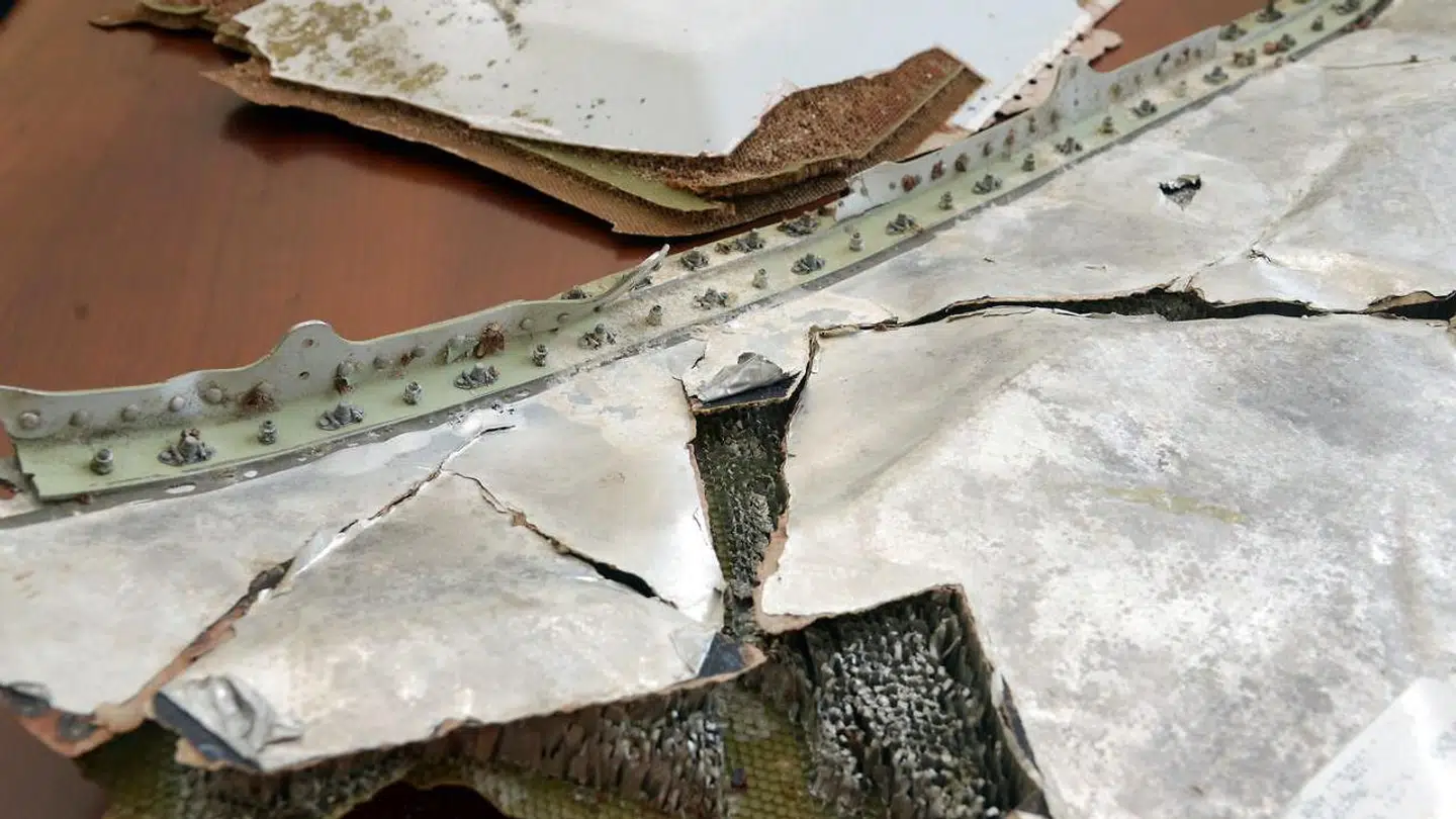 Der er flere gange blevet fundet vragrester, som er blevet undersøgt for, om de stammer fra flyet. Men indtil videre har intet vist sig at stamme fra flyet. Her er det vragrester, der er fundet i Xai Xai syd for Mozambique. Foto: Scanpix