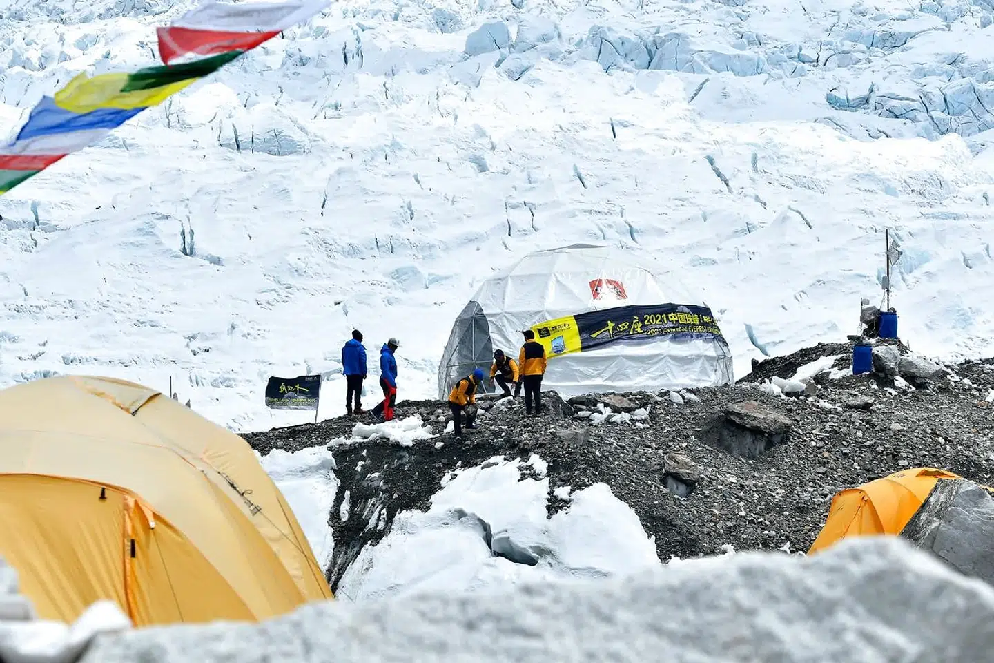 Der arbejdes på at sætte telte op i baselejren på Mount Everest.