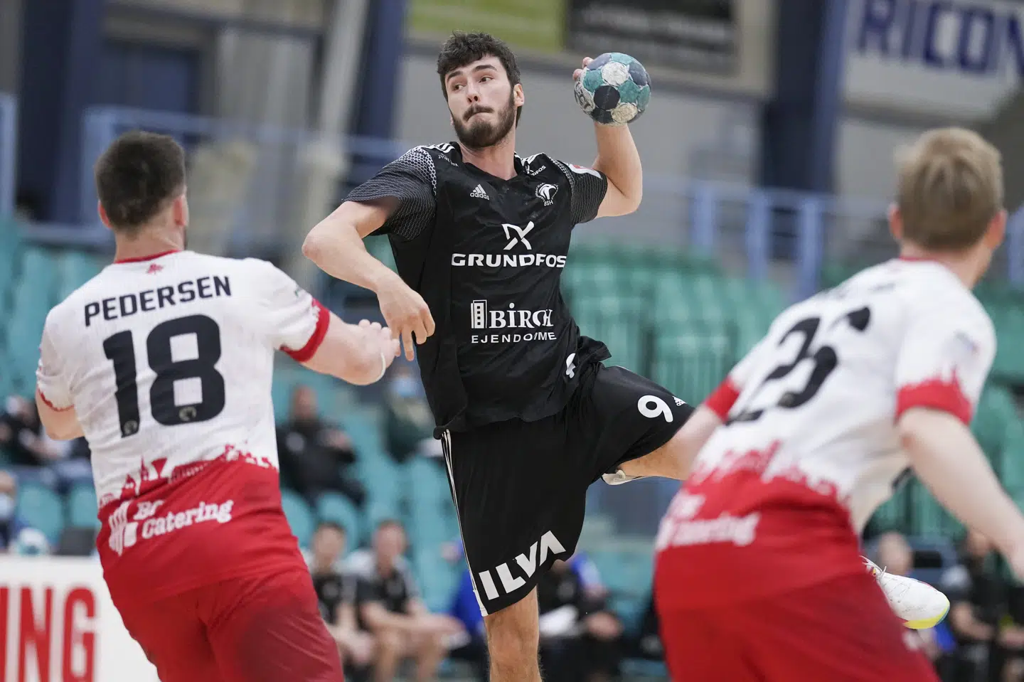 De sortklædte Bjerringbro-Silkeborg-spillere trådte i karakter i anden halvleg og nedkæmpede KIF Kolding. Claus Fisker/Ritzau Scanpix