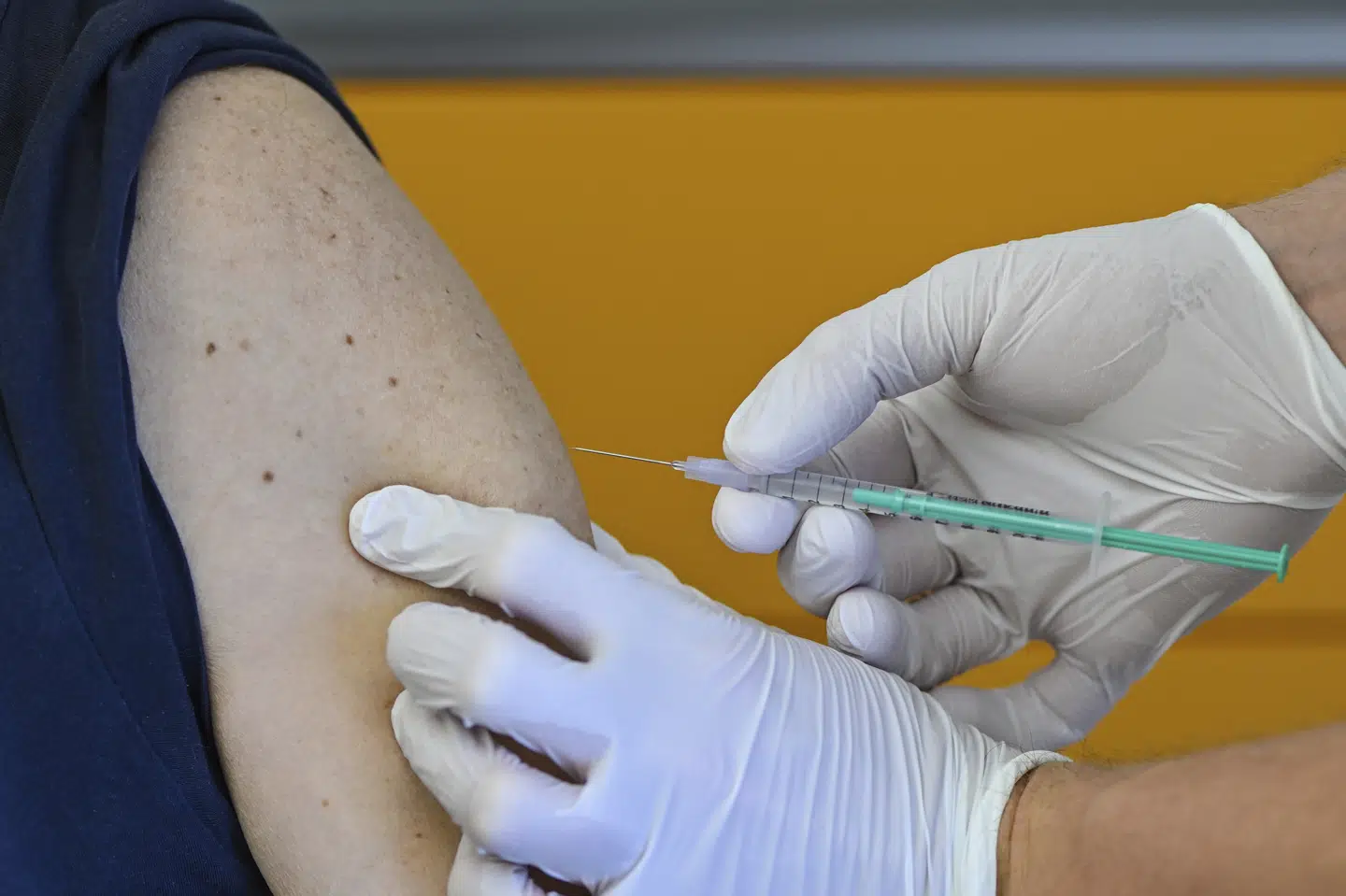 Hos en praktiserende læge i den tyske by Potsdam modtager en mand sit første skud med vaccinen fra AstraZeneca. Nu skal alle voksne tyskere kunne få vaccinen, som Danmark har fjernet fra sit vaccinationsprogram. Patrick Pleul/Ritzau Scanpix