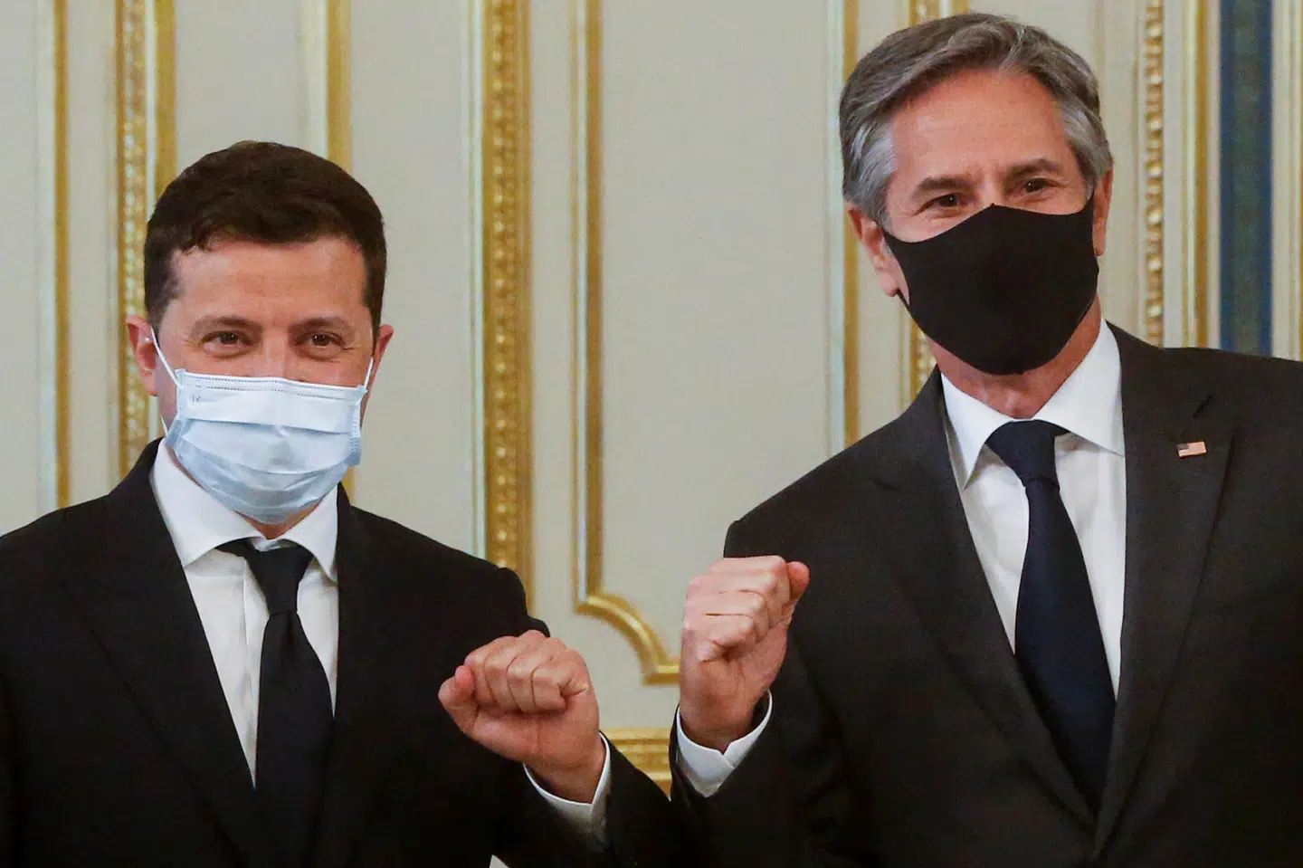 USA's udenrigsminister, Antony Blinken (th.) var torsdag i Ukraine, for at vise støtte til det skrøbelige demokrati, efter at Rusland sendte over 100.000 soldater til dets grænse i sidste måned. På et møde med præsident Volodymyr Zelenskij (tv) sagde Blinken, at USA aktivt arbejder på at kunne øge dets støtte til Ukraines sikkerhed. Pool/Reuters