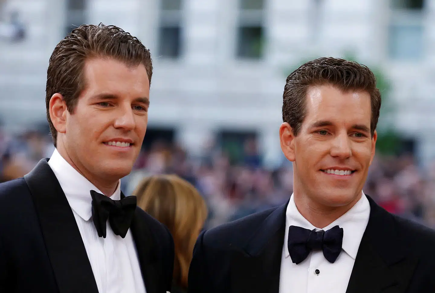 Tyler and Cameron Winklevoss fik ideen til et social netværk på Harward. De anklagede Mark Zuckerberg for at have kopieret deres idé. De har indgået et millionforlig med Zuckerberg og er siden blevet milliardærer på kryptovaluta.