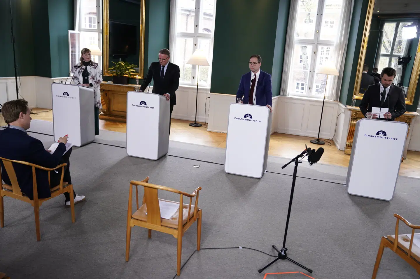 - Vi er lykkedes med at holde smittetallet nede og økonomien oppe, og derfor står Danmark et stærkere sted end landene omkring os, siger finansminister Nicolai Wammen (S) på et pressemøde. Liselotte Sabroe/Ritzau Scanpix