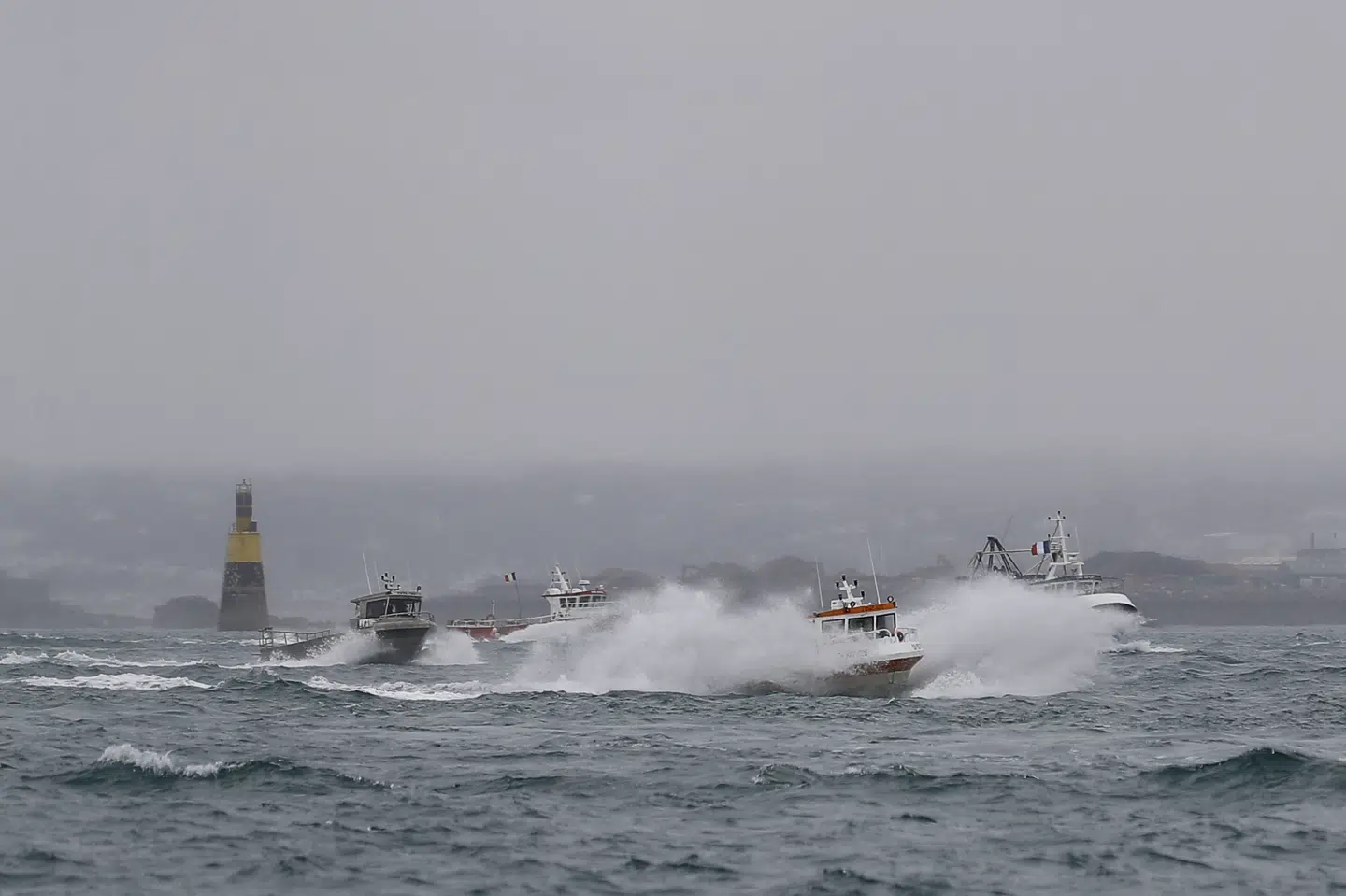 Franske fiskerbåde, som har holdt en havn på den britiske ø Jersey blokeret i en strid om fiskerirettigheder efter brexit, vendte torsdag tilbage til havn i Frankrig. Det har fået den britiske regering til trække to flådefartøjer tilbage. Sameer Al-Doumy/Ritzau Scanpix