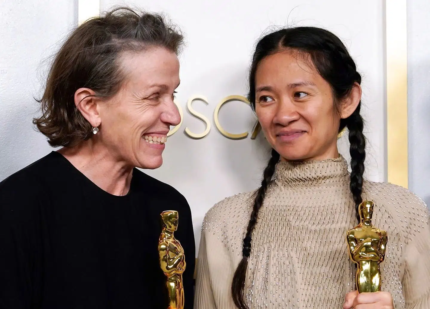 Frances McDormand and Chloe Zhao vandt oscars for bedste kvindelige hovedrolle og bedste instruktør for Nomadland. Den vandt også en oscar for bedste film.