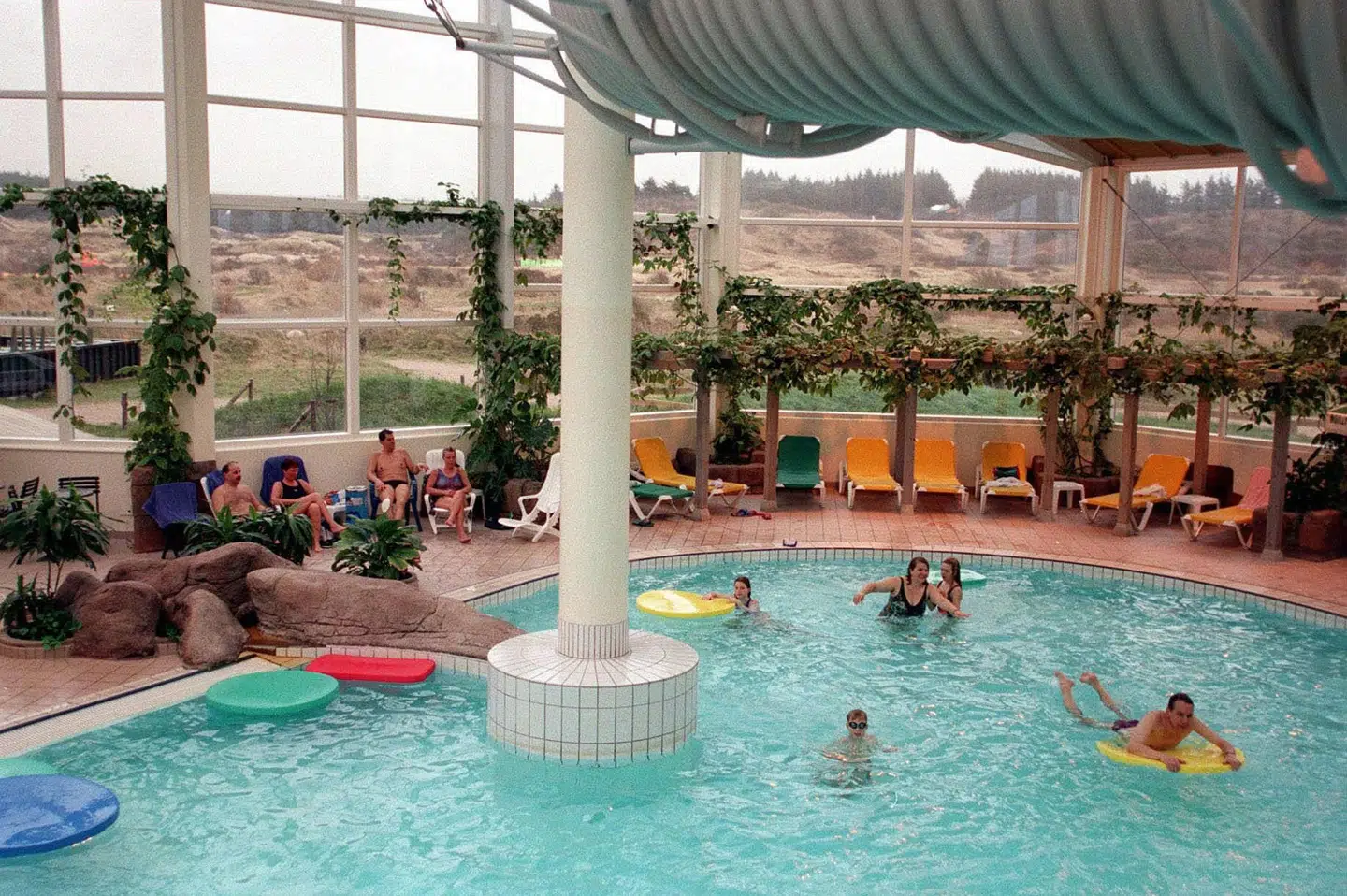 Dansk Folkehjælp arrangerer ferier for udsatte familier, og turen går typisk til steder som Lalandia eller andre feriecentre i Danmark. Her bliver flere familier inviteret samtidig, og organisationens frivillige står for at arrangere aktiviteter på tværs af familierne. (Arkivfoto) Henning Bagger/Ritzau Scanpix