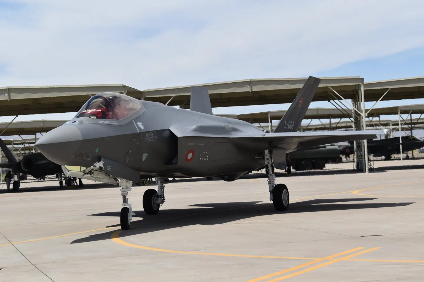 Den første flyvning i et danskejet F-35-fly fandt sted på Luke Air Force Base i Arizona onsdag 5. maj lokal tid. Her kommer piloten Mon tilbage efter turen. Forsvaret/handout/Free